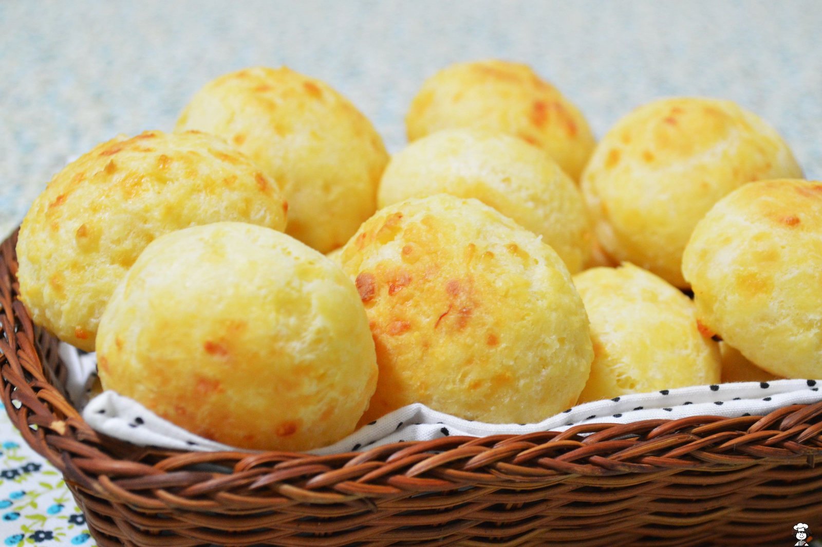 Cesta de pães de queijo.